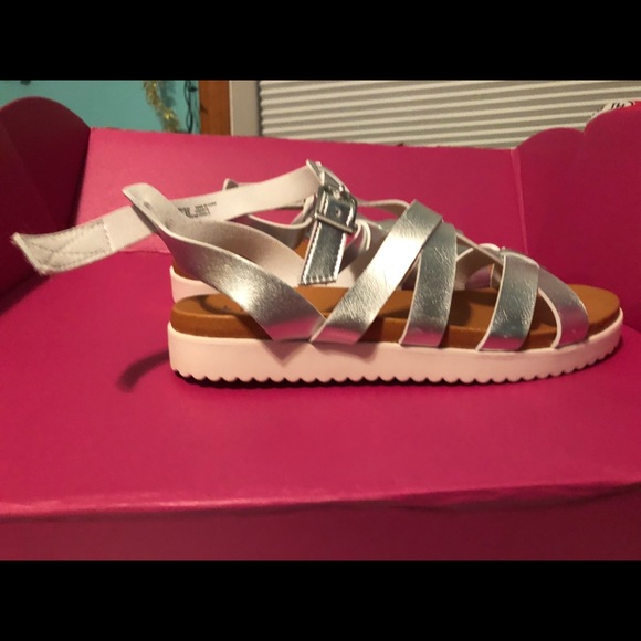 Girls size 3 silver Sandal, Comfy!! - Picture 2 of 4